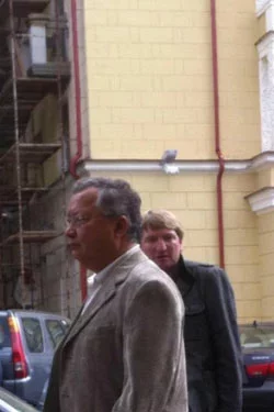Жаныбек Бакиев возле кафе «Грюнвальд» в Минске.