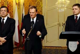  Дональд Туск - у цэнтры, злева - старшыня Еўракамісіі Жазэ Мануэль Барозу.