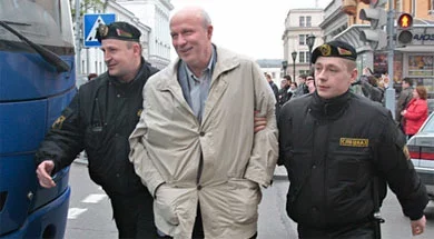 Казуліна затрымліваюць пасля суда над іншым палітвязнем — прадпрымальнікам Мікалаем Аўтуховічам, 6 мая 2010.