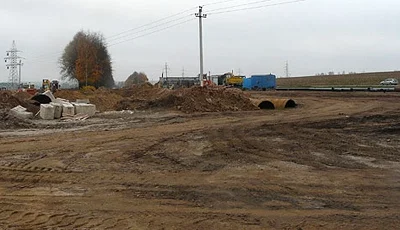 Площадка строительства нового мясокомбината находится сразу за микрорайоном «Порошки», у трассы на Минск.