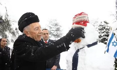 Прэзідэнт Шымон Перэс лепіць снегавіка.
