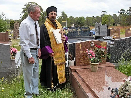  Міхась Лужынскі (злева) на беларускіх могілках у Сіднеі.