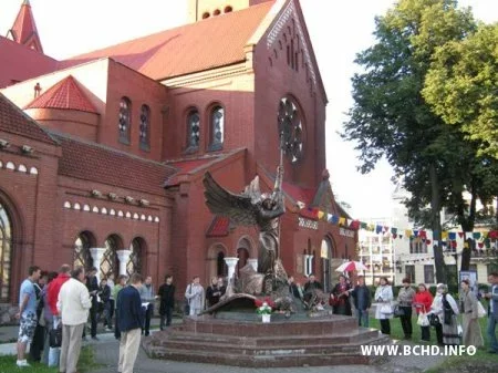 Штовечар блізкія палітвязняў моляцца на плошчы Незалежнасці. Фота bchd.info