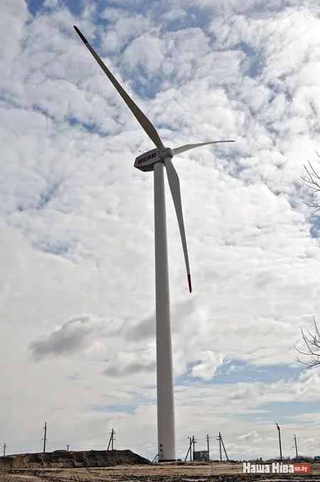 Первая ветроэнергетическая установка мощностью 1,5 МВт заработала в районе поселка Грабники на Новогрудском возвышенности в 2011 году. Фото Семёна Печенко.