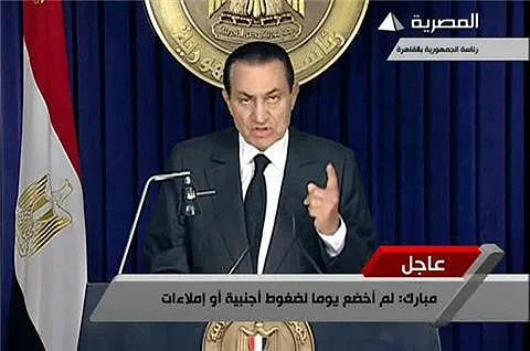  Хосні Мубарак зачытвае зварот да нацыі.