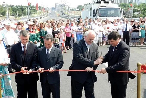 Ігар Васільеў (справа) і Мікалай Ладуцька (другі справа) на адкрыцці трохузроўневай развязкі ў Мінску 2 ліпеня 2012. За чатыры дні да арышту Васільева. Фота tut.by.