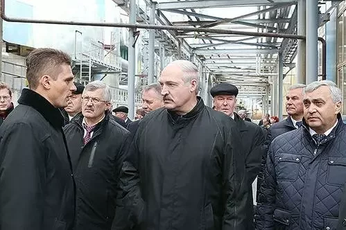 Лукашенко во время посещения ОАО «Борисовдрев», гендиректор — слева, фото БелТА.
