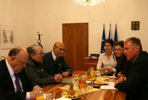 Шушкевіч і Сурвіла (злева) на спатканні з прэм'ер-міністрам Чэхіі Міркам Тапаланкам.Сустрэча адбылася ў часе саміту Усходняга Партнёрства ў Празе. Фота радыё «Свабода».