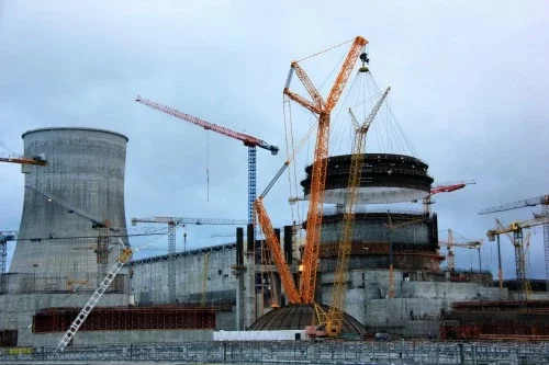 Установка купола внутренней защитной оболочки реактора. Фото отдела информации и общественных связей БелАЭС