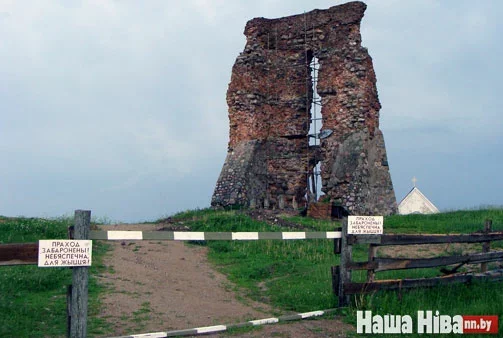 Касцельную вежу літаральна рве на паловы.