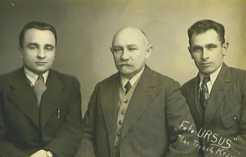 Дварэцкі (справа) з заходнебеларускімі дзеячамі Сяргеем Паўловічам і Пятром Ластаўкай. 1930-я.