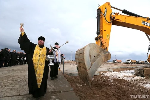 Священнослужители освящают участок под строительство второго энергоблока, 1 февраля 2013 г., фото Tut.by