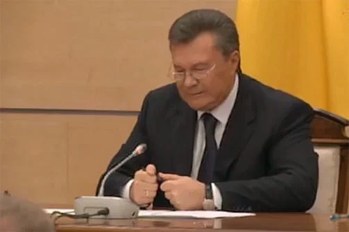 На прэс-канферэнцыі 28 лютага Януковіч ад злосці зламаў асадку, выбачаючыся перад украінцамі.