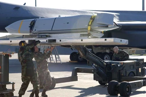 Американские военные подцепляют ракету AGM-158 к бомбардировщику В-1.