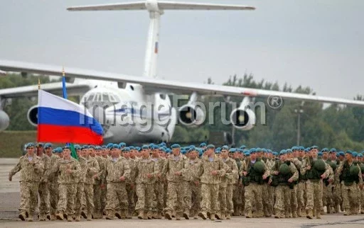 Российские военные прибыли в аэропорт Мачулищи под Минском.
