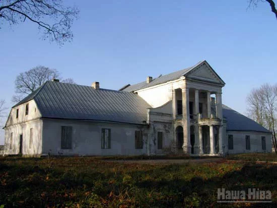 Siadzibny dom u styli poźniaha kłasicyzmu (1854-1856 hh.) Padarosk, Vaŭskavyski rajon.