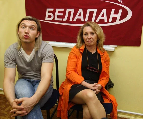  Пётр Ялфімаў і Тацяна Касмачова падчас онлайн-канферэнцыі ў офісе інфармацыйнай кампаніі БелаПАН.