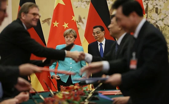 Канцлер Германии Ангела Меркель и Премьер Госсовета КНР Ли Кэцян. Фото: How Hwee Young / Pool Photo via AP