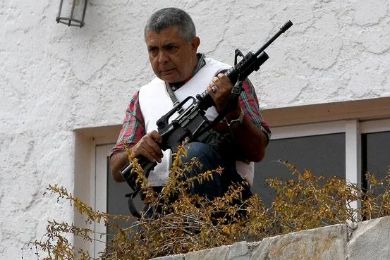 Анхель Вивас возле своего дома в Каракасе в воскресенье. Фото Reuters