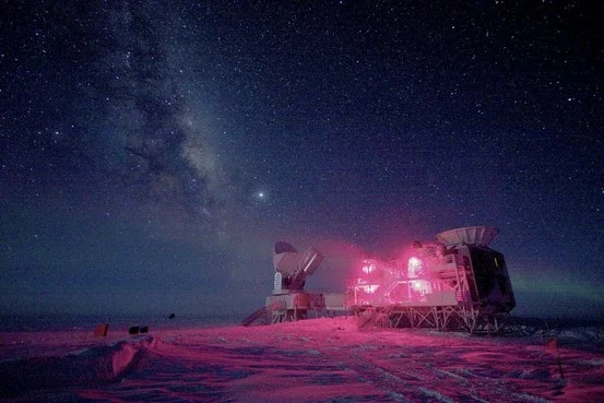 Экстремальный холод и необычайно статичный сухой воздух Южного полюса создают идеальные условия для наблюдения и изучения космического микроволнового излучения. фото Reuters