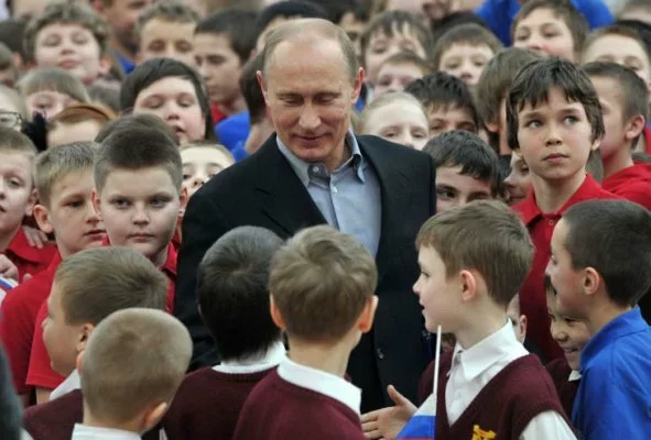 Путин и дети. Фото zavtra.ru
