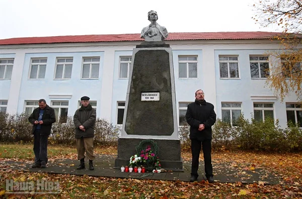 Viačasłaŭ Siŭčyk pramaŭlaje la biusta Kastusia Kalinoŭskaha ŭ Śvisłačy.