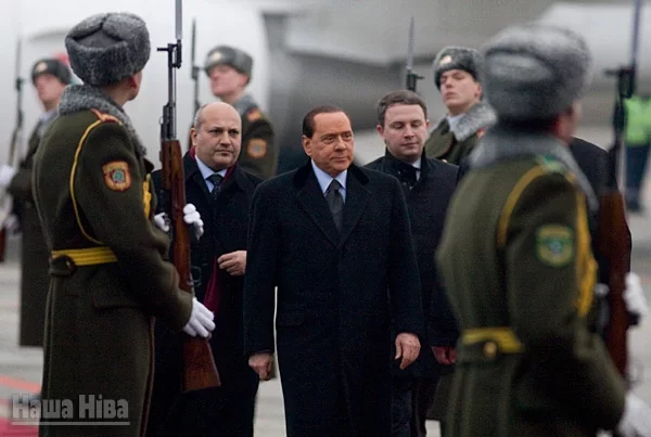 У аэрапорце Берлусконі сустракала ганаровая варта.