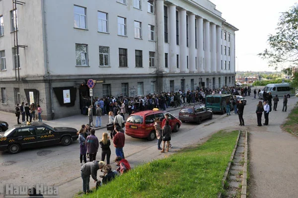  За гадзіну да канцэрту «Ляпісаў» у Вільні каля клуба «Прапаганда» сабраліся сотні чалавек.