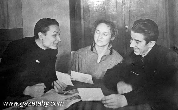  Генадзь Бураўкін (злева) на 2-м курсе БДУ разам з Святланай Кліменценка і Рыгорам Барадуліным. 50-я гады. Фота з архіва Генадзя Бураўкіна.