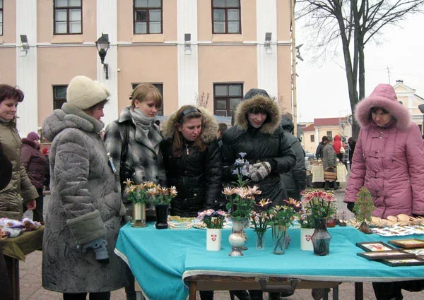  На "дзяржаўным" кірмашы ў цэнтры горада было шмат моладзі. СПБ дамаўляецца са школамі горада, каб тыя дазволілі правесці “адкрытыя” ўрокі.