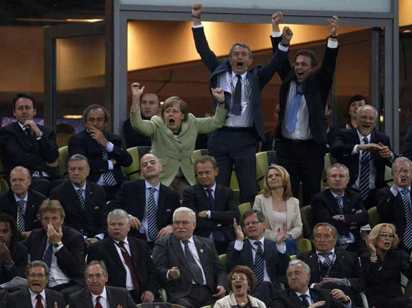 Ангела Меркель радуецца голу Філіпа Лама ў ВІП-ложы. Дональд Туск падазрона змрочны.