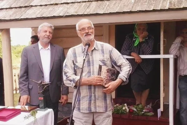 Premiju z ruk Alaksandra Milinkieviča atrymlivaje Alaksiej Maračkin