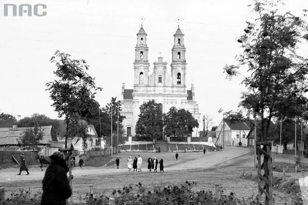 Глыбоцкі касцёл, непадалёк стаяла шыбеніца. Фота 1930-х.