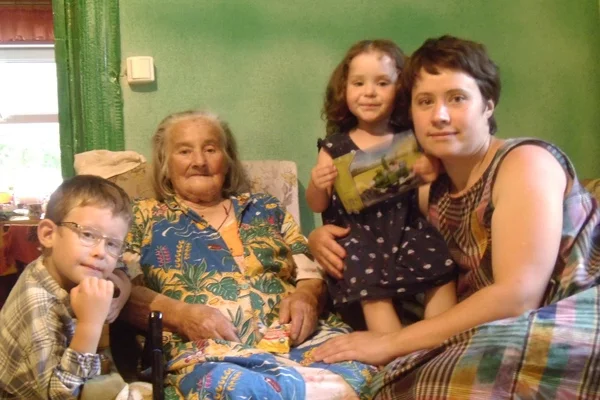 Баба Маруся з унучкай і праўнукамі.