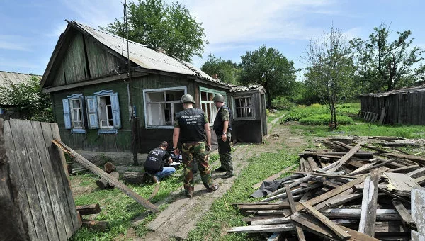 Выбухатэхнікі правяраюць месцы падзення фугасаў у растоўскім Данецку. Фота РІА Навіны.