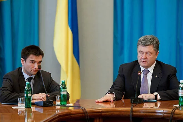 на фота міністр замежных спраў Украіны Павел Клімкін і прэзідэнт Пятро Парашэнка.
