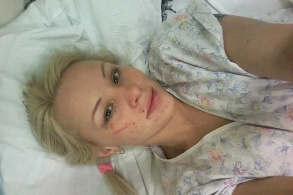 Актриса разместила Вконтакте свое фото из больницы.