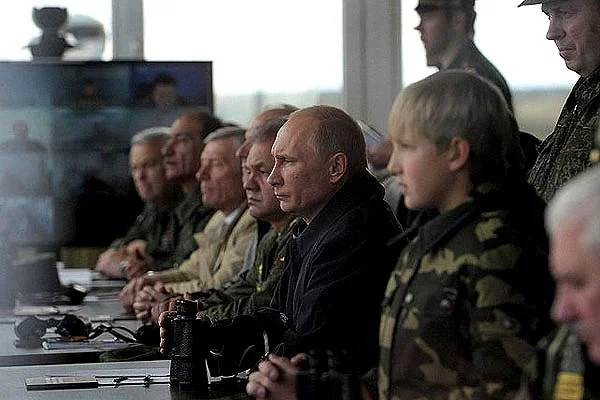 Владимир Путцин и семья Лукашенко на военных учениях.