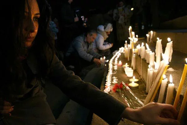 У цэнтры Ерэвана людзі запальваюць свечкі ў памяць аб забітай у Гюмры сям'і, AFP