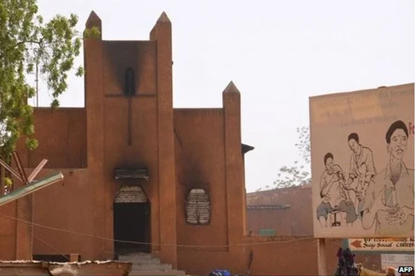 Сожженная католическая церковь в Нигере.