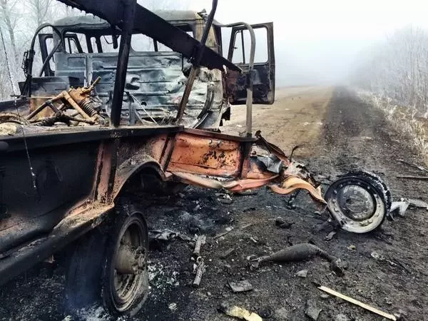 Сожженный грузовик на трассе Артемовск—Дебальцево.