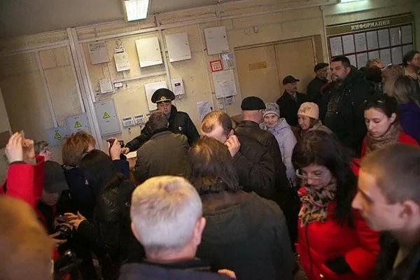Журналисты, правозащитники и неравнодушные жители Витебска в фойе Октябрьского суда. Фото Сергея Серебро