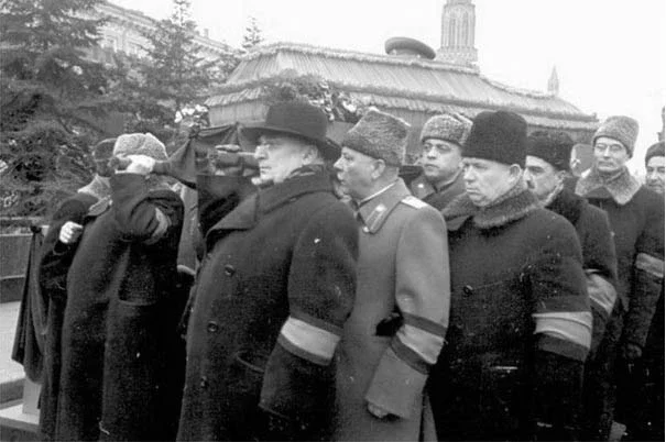 Соратники вносят гроб с телом Сталина в мавзолей. Первый — Берия, за ним Ворошилов, следом — Хрущев и Микоян.