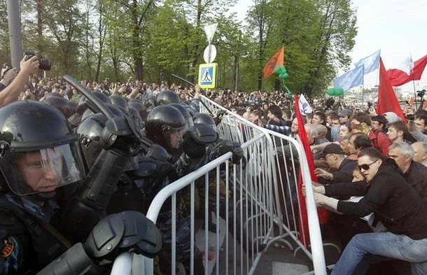 На Болотной площади демонстранты повалили заграждения.