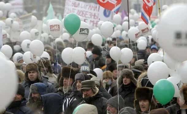 Людзі выйшлі на вуліцы, нягледзячы на страшны мароз.