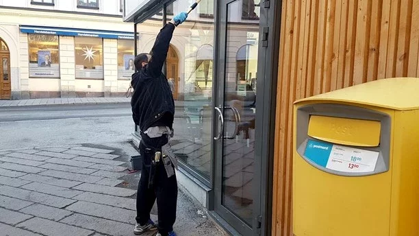 Шведское радио не публикует фото, на котором можно увидеть лицо Молчана, вместо него — фото человека за работой.