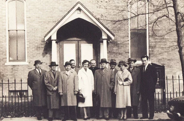 Семьи первых послевоенных белорусских переселенцев возле своего первого «дома» на Херман-стрит, 24. 