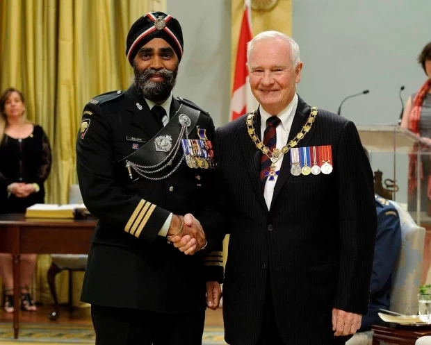 Генерал-губернатор Канады вручает Сажджану орден за военные заслуги (2014 год). Фото офиса генерал-губернатор Канады.