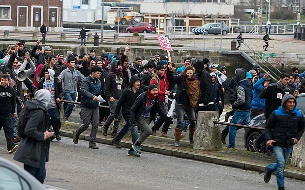 Мигранты во время акции в Кале, фото London News Pictures