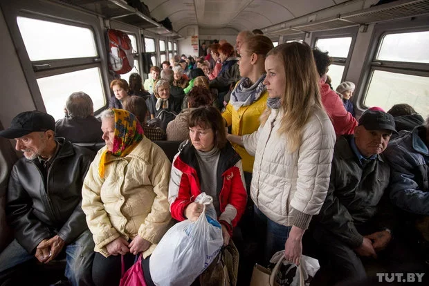 Поўны білет у электрычцы да Радашковічаў (дзе выходзіць вялікая колькасць дачнікаў) каштуе 6 200 рублёў, цяпер для пенсіянераў будзе каштаваць 3 100 рублёў, фота Tut.by